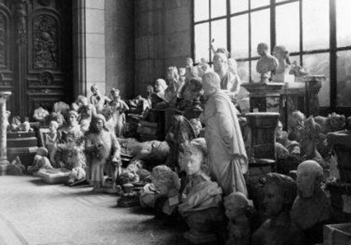 Estatuas de piedra recogidas por la Junta y depositadas en San Francisco el Grande, primeros de septiembre de 1937.