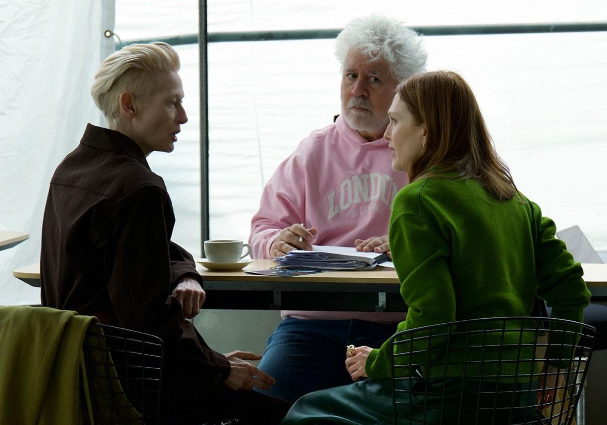 Tilda Swinton y Julianne More, junto a Pedro Almodóvar