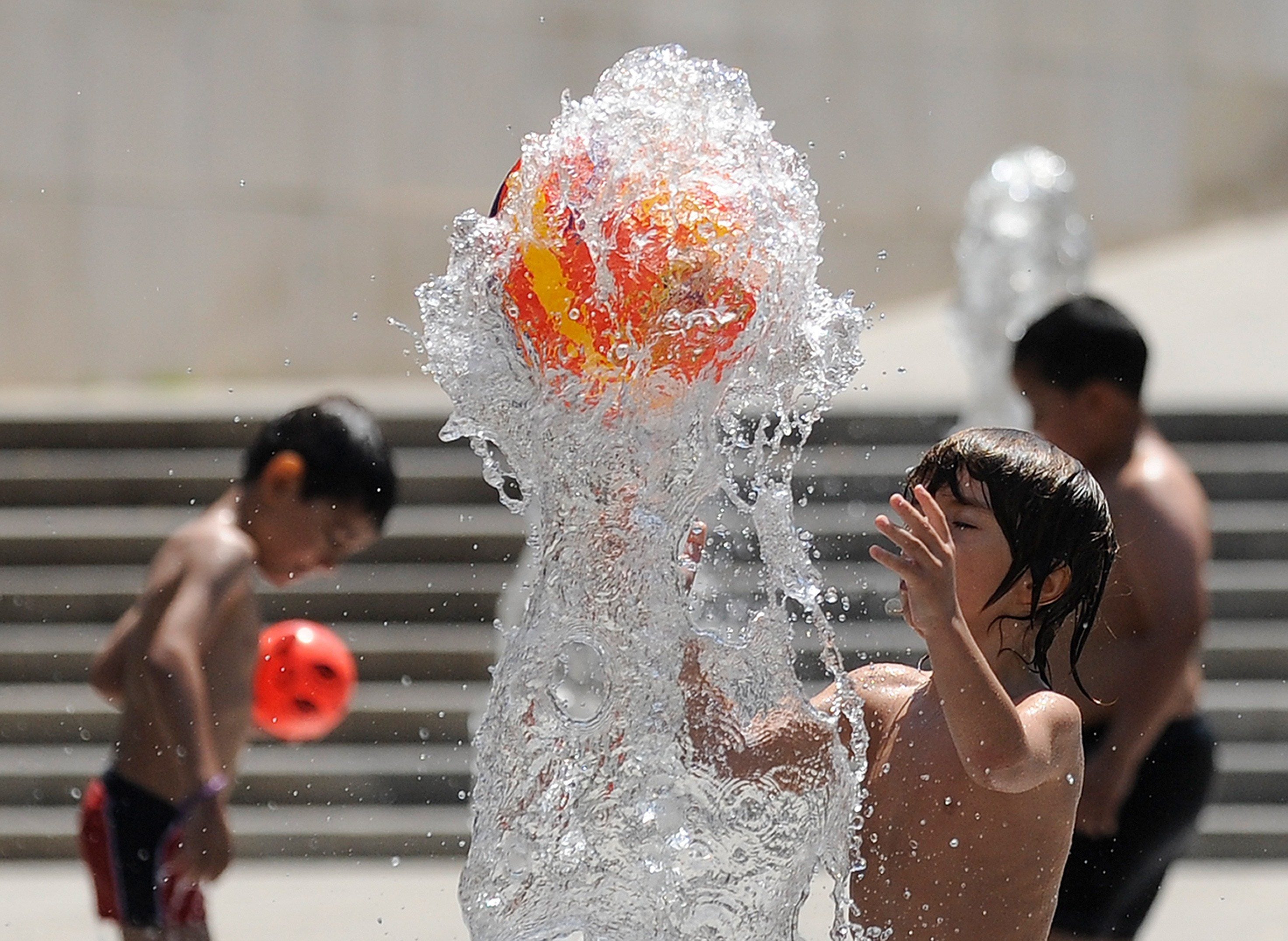 Niños juegan en un día de verano con temperaturas altas.