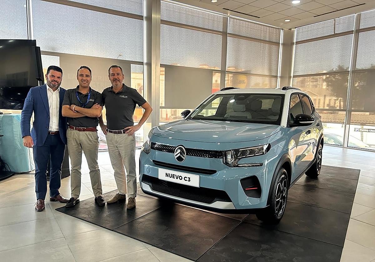 Iván García, director; José Manuel Galván, vendedor responsable de la presentación del vehículo; y Rafael García, jefe de ventas).