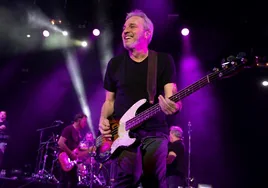 El cantante y bajista del grupo Hombres G, David Summers, durante un concierto de Hombres G en Murcia.