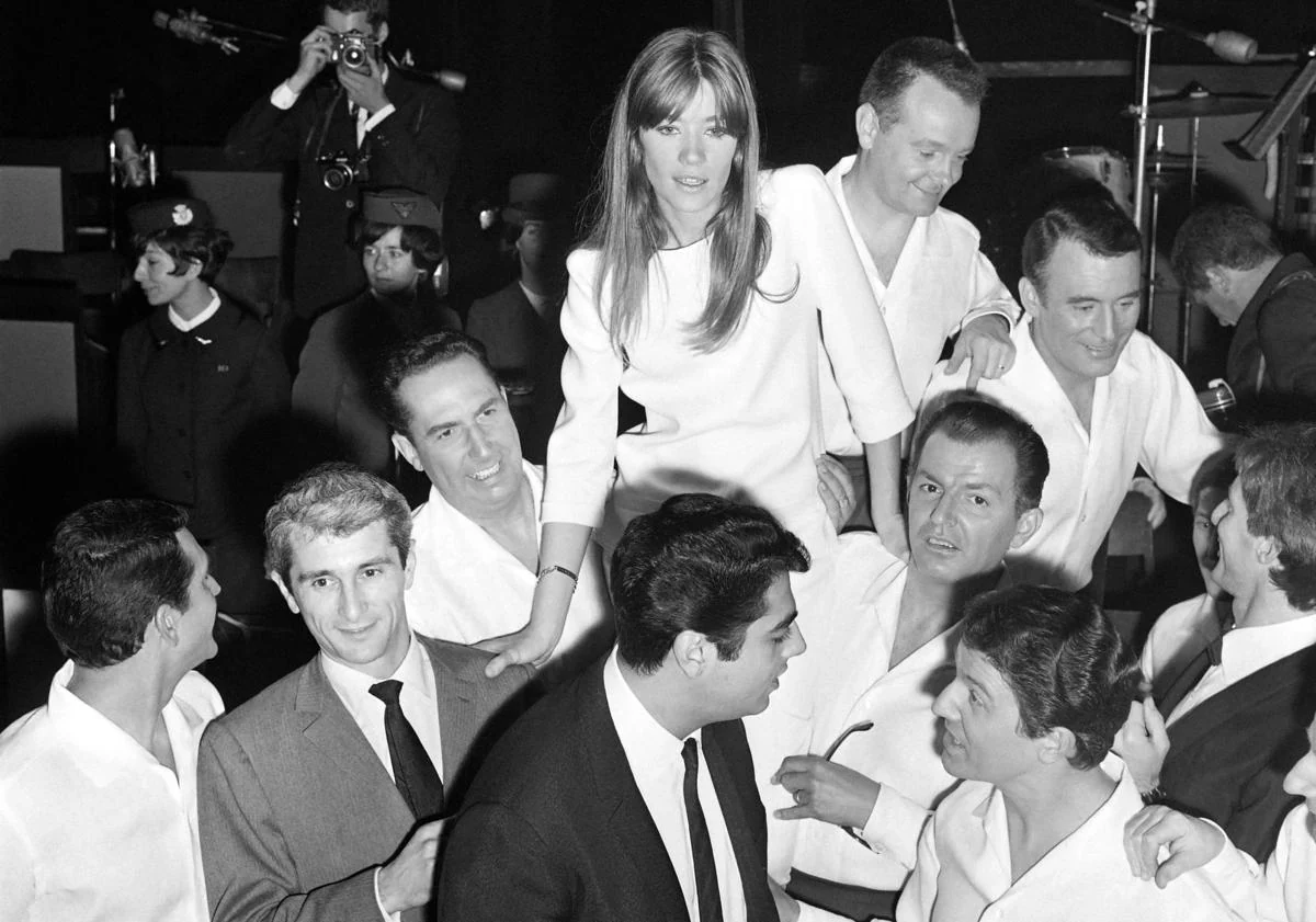 主图 - 上图为 Françoise Hardy 于 1965 年在巴黎举办音乐会后与其他法国歌手合影；下图为她在 1970 年参加电视节目之前合影，最后为 1991 年与儿子 Thomas Dutronc 在科西嘉岛的家中合影。