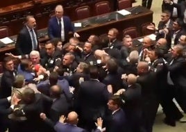 La trifulca en el Parlamento italiano durante la sesión de este miércoles.