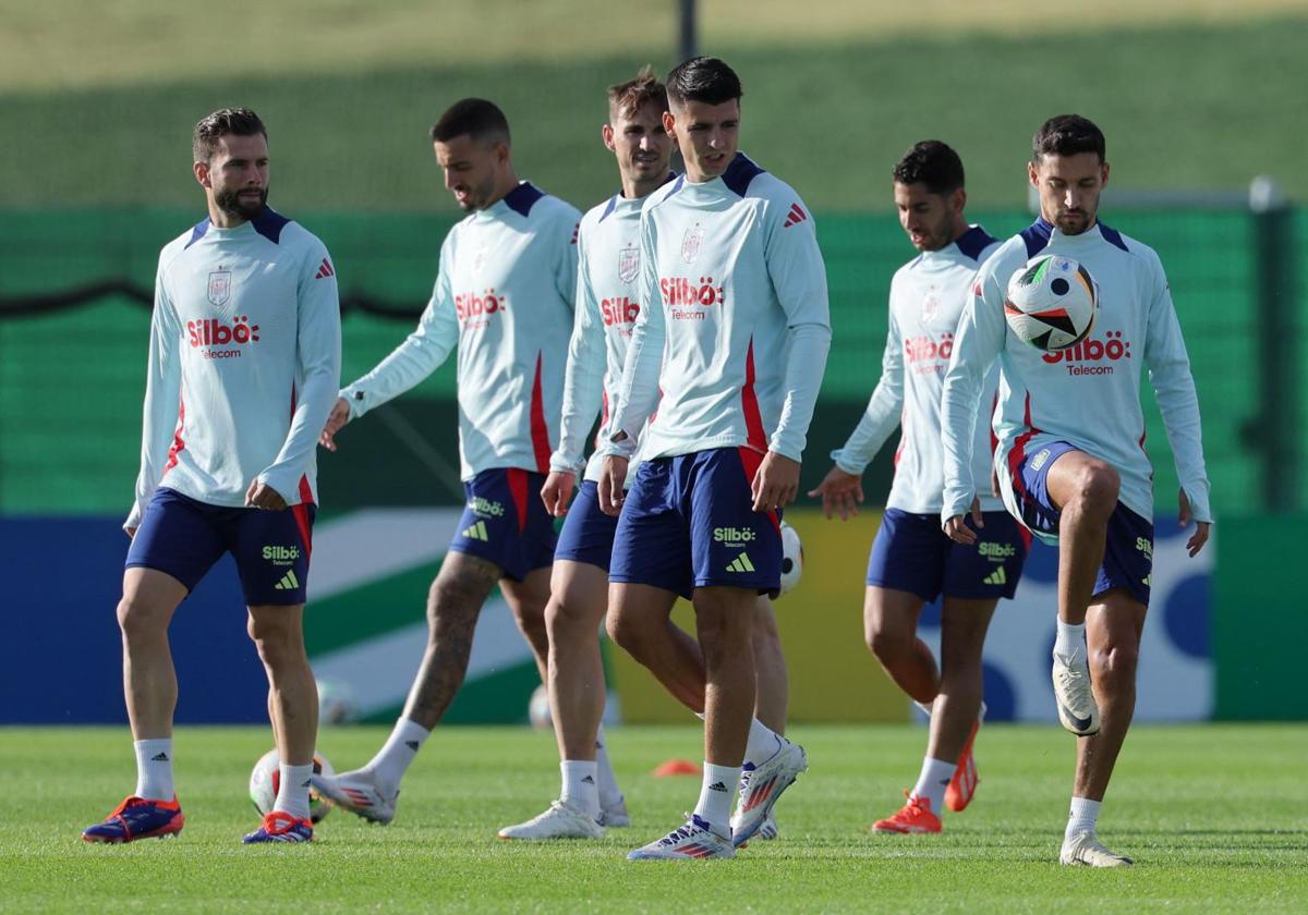 Jesús Navas controla la pelota en presencia de otros internacionales españoles.