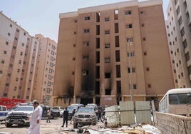 El estado en el que ha quedado el edificio incendiado en Kuwait.