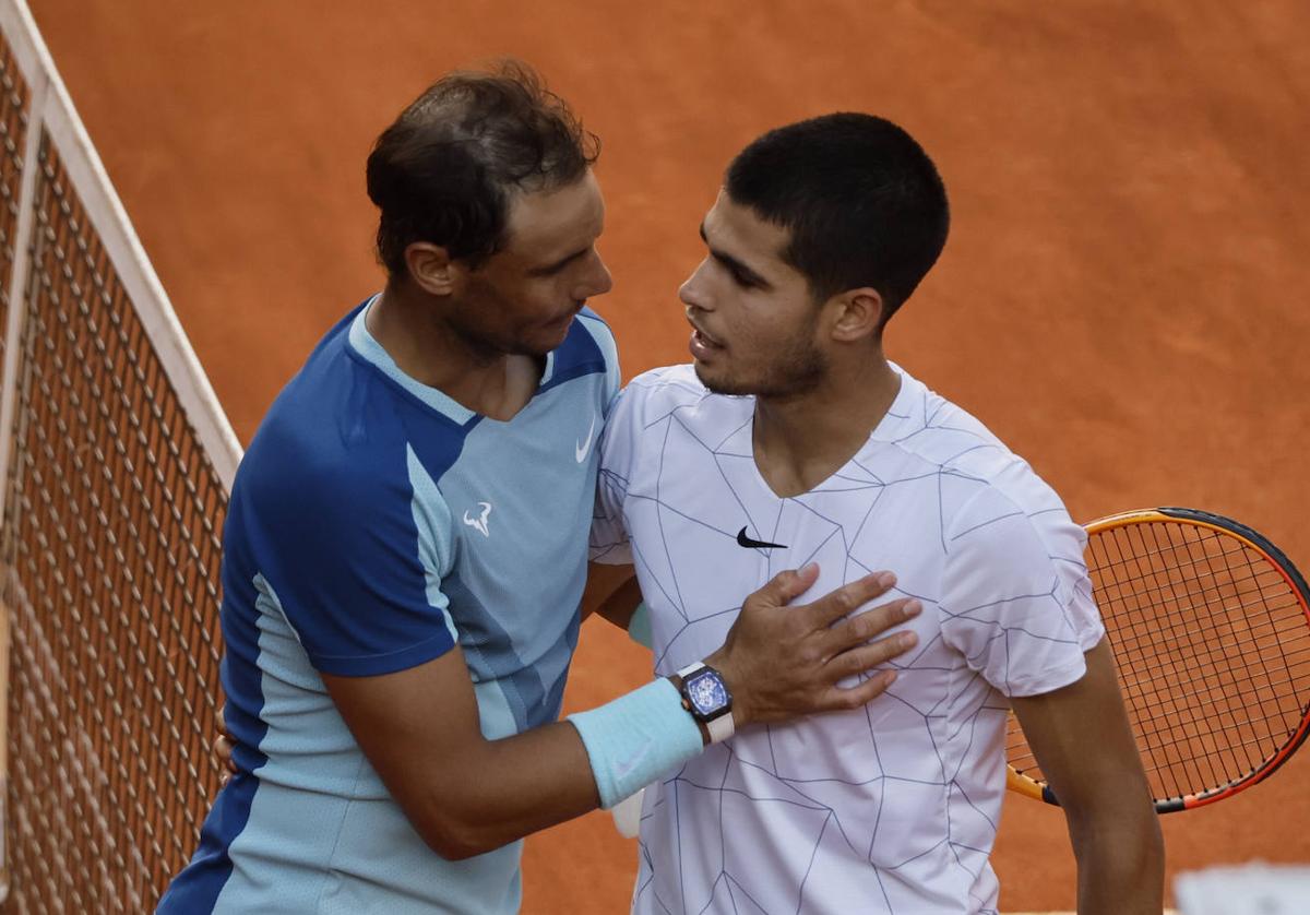 Rafa Nadal y Carlos Alcaraz se saludan tras un partido.