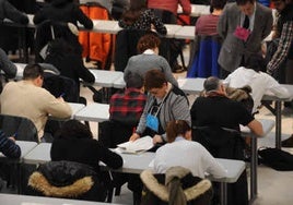 Aspirantes a conseguir una plaza pública, durante un examen.