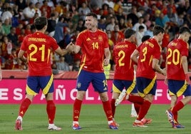 Oyarzabal celebra con Laporte el tanto que supuso el definitivo 5-1 en el España-Irlanda del Norte disputado el pasado sábado.