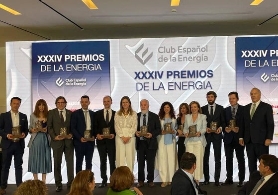 La Secretaria de Estado de Energía, Sara Aagesen, junto al excomisario Miguel Arias Cañete, y el resto de galardonados en los Premios de Enerclub.