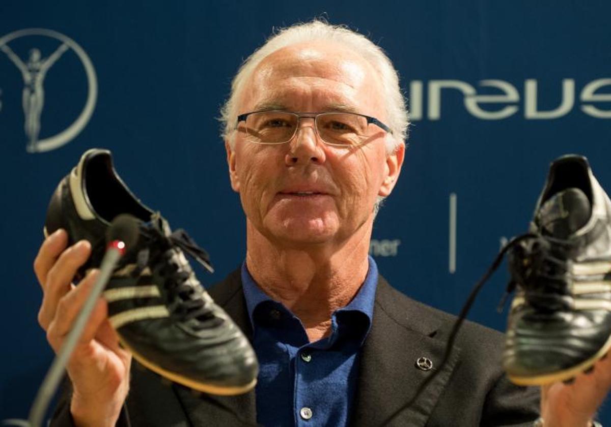 Franz Beckenbauer muestra sus viejas botas en una imagen de archivo.