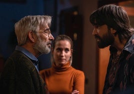 Imanol Arias, Ana Fernández y Aitor Luna en 'La bandera'.