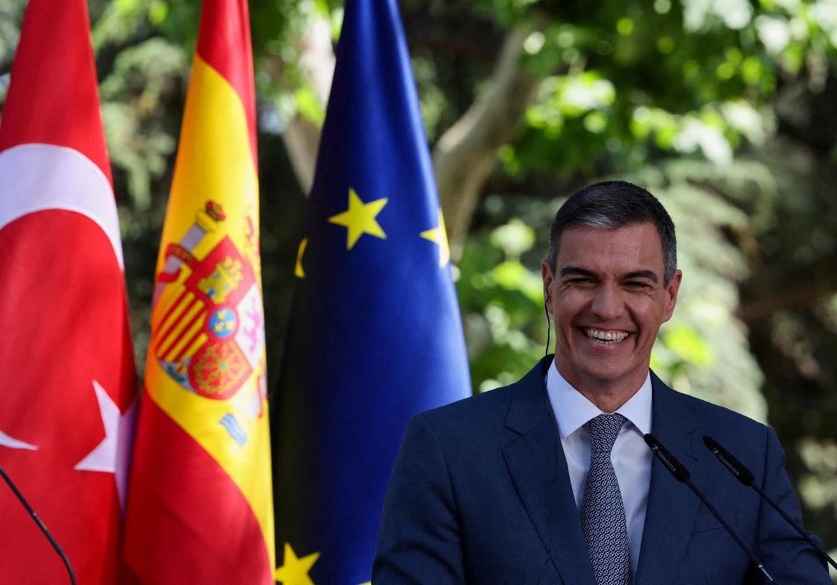 Sánchez sonríe durante la rueda de prensa posterior a su reunión con Erdogan en la Moncloa.