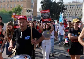 Familiares de los israelíes secuestrados se manifiestan pidiendo al Gobierno que detenga la guerra en Gaza.