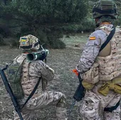 Un soldado ucraniano y otro español, durante unos ejercicios de adiestramiento.