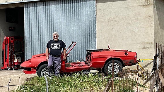 Un mecánico que ha trabajado para Ferrari y Rolls-Royce se instala en un pueblo de Teruel y revoluciona a sus 70 vecinos