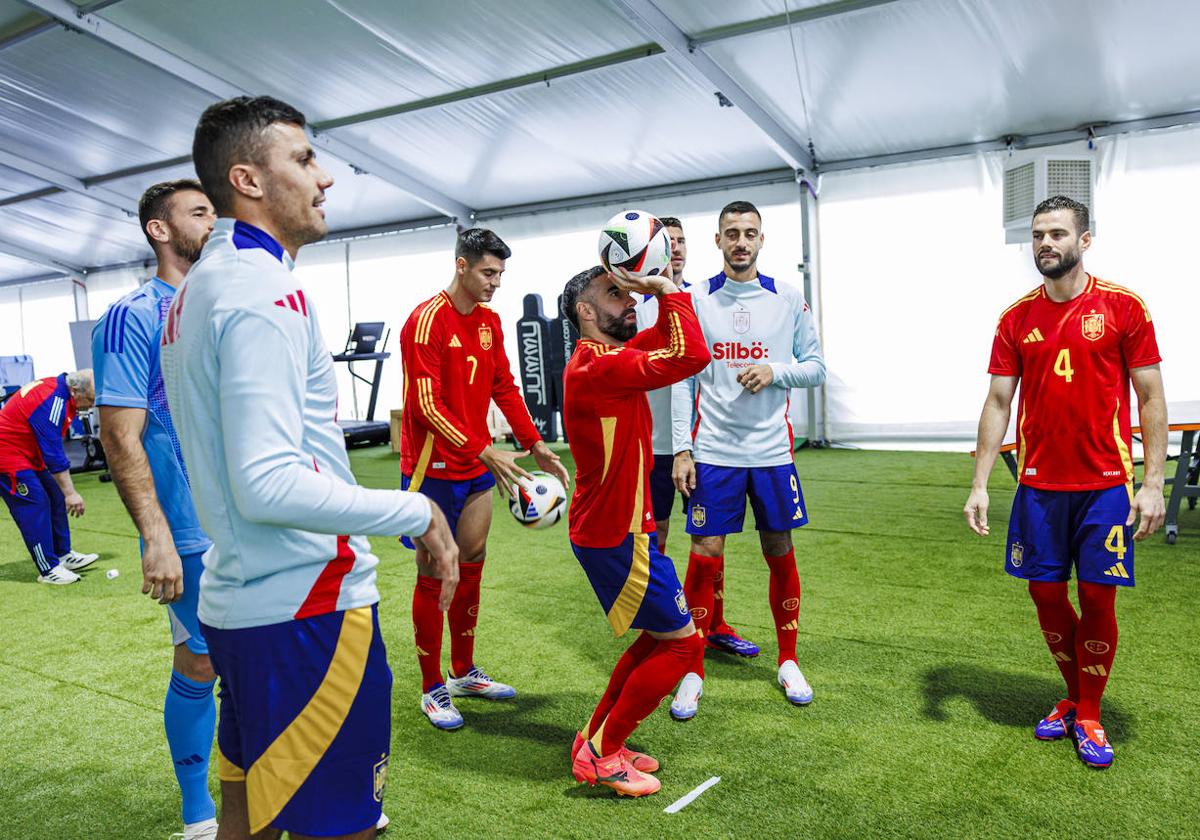 Jugadores de la selección española comparten unos minutos de diversión durante su concentración en Alemania para la Eurocopa.