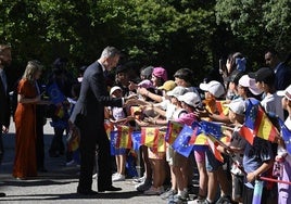 El Rey Felipe VI saluda a los escolares de La Vera que han acudido a la entrada del Monasterio de Yuste.