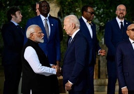 El primer ministro indio, Narendra Modi, saluda al presidente estadounidense, Joe Biden, durante el G7.