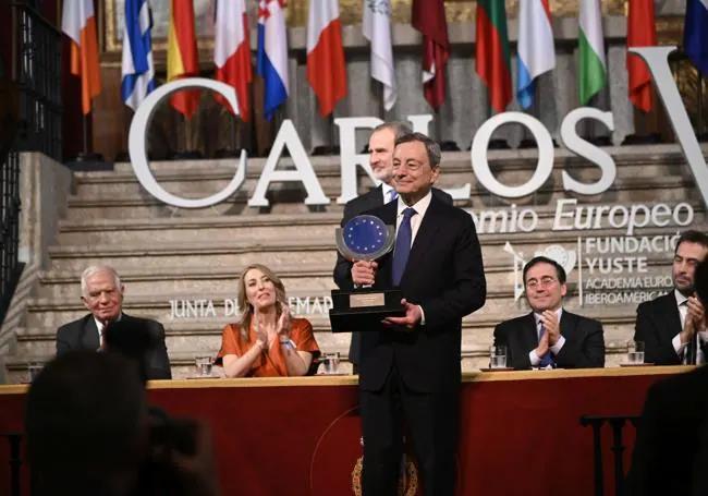 Mario Draghi, tras recibir el premio Carlos V de manos del Rey.