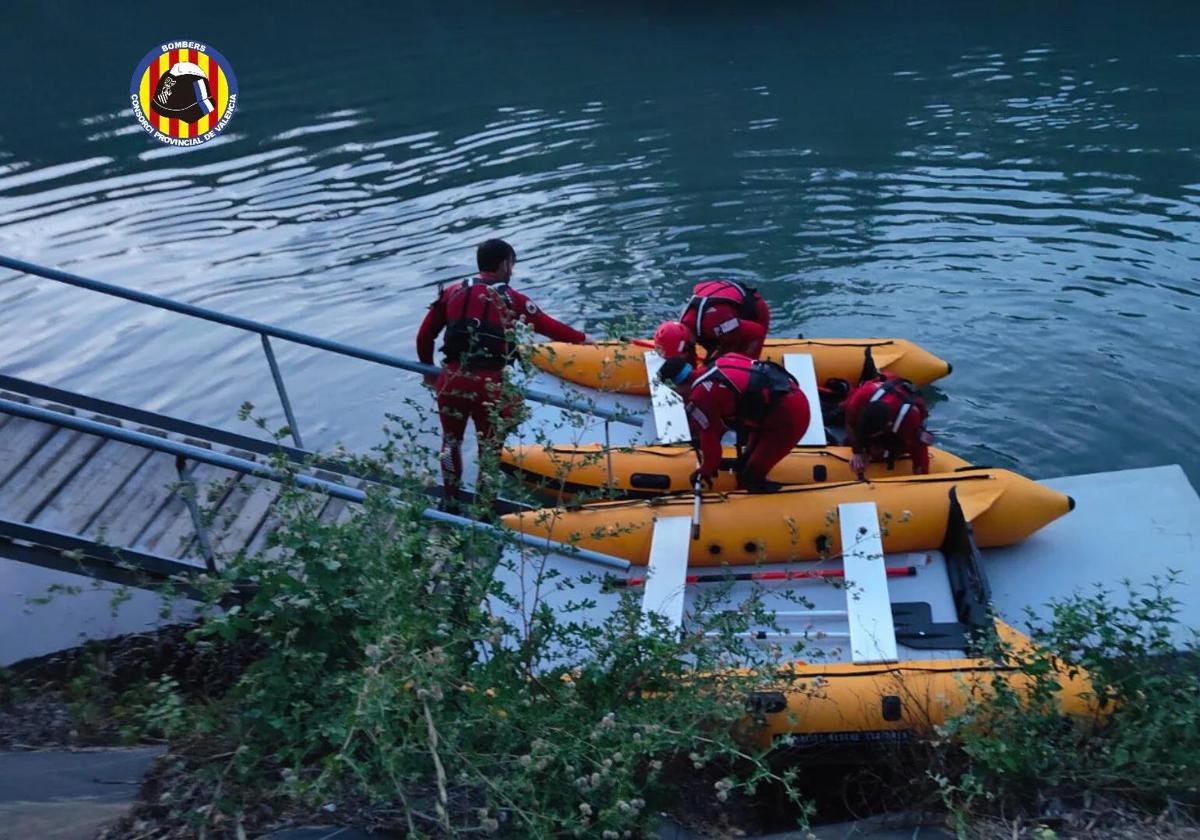 Bomberos peinan el río Júcar.