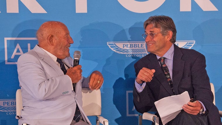 Alain De Cadenet, a la izquierda, entrevistando al gran Stirling Moss