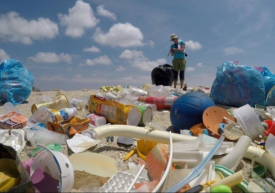 Científicos trazan el mapa más completo de la basura que inunda el Mediterráneo.