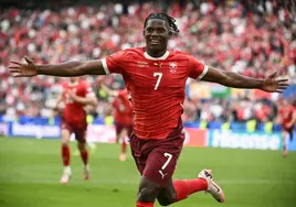 Embolo celebra el tercero de los goles de Suiza ante Hungría.