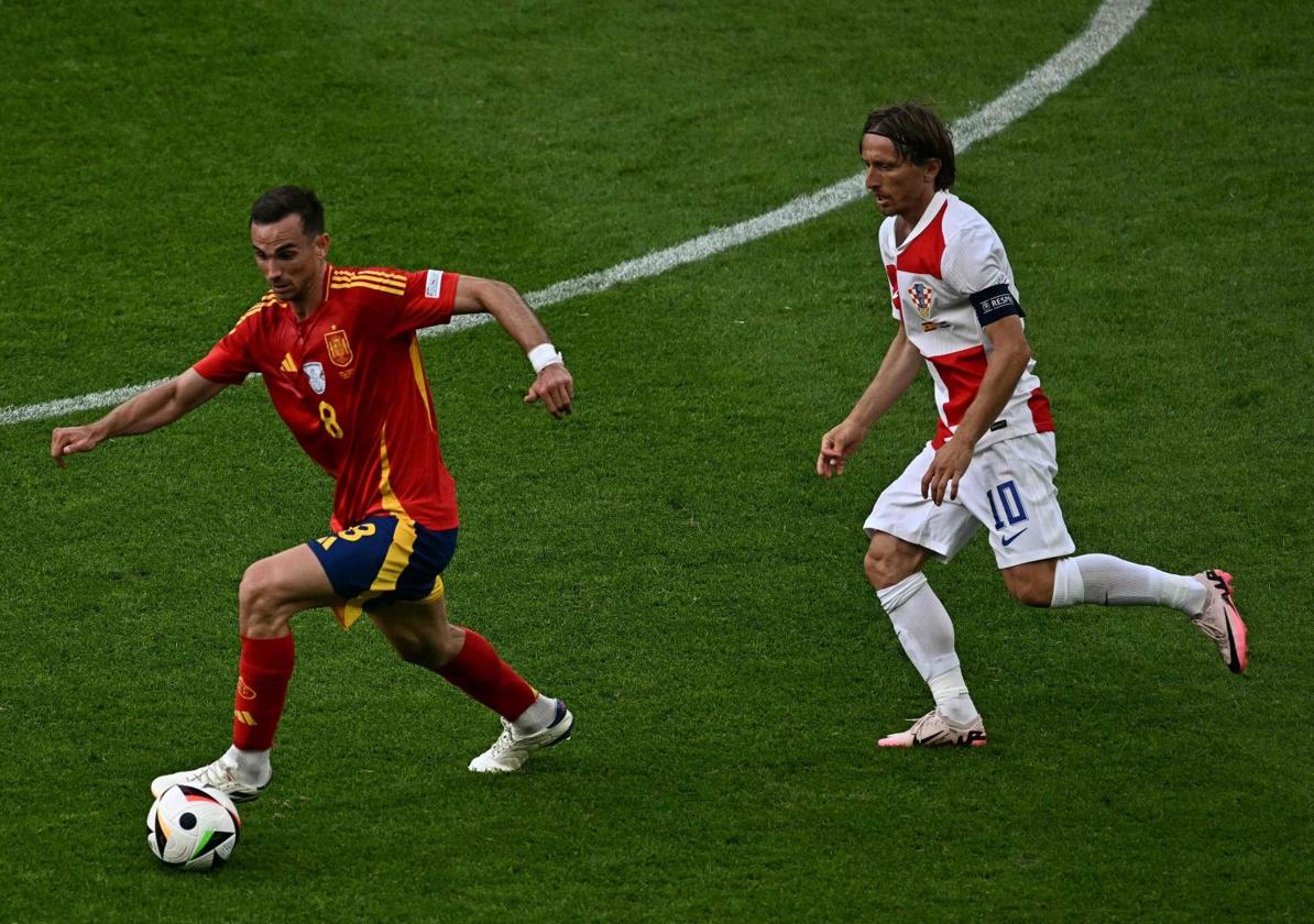 Fabián conduce el balón ante Modric.