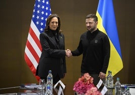 La vicepresidenta estadounidense, Kamala Harris, saluda al presidente de Ucrania, Volodímir Zelenski, durante la cumbre de paz en Suiza.