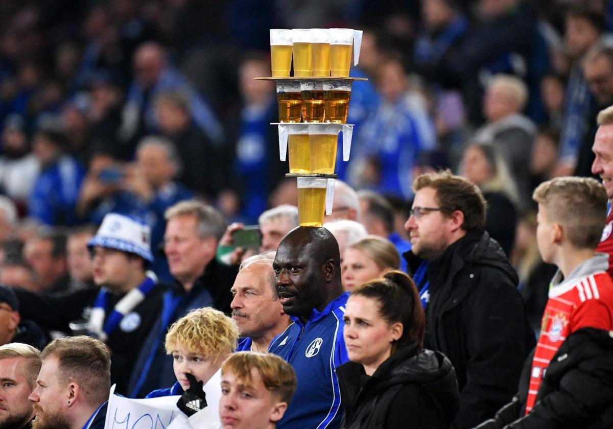 Un conocido aficionado del Schalke 04, durante un partido de la Bundesliga.