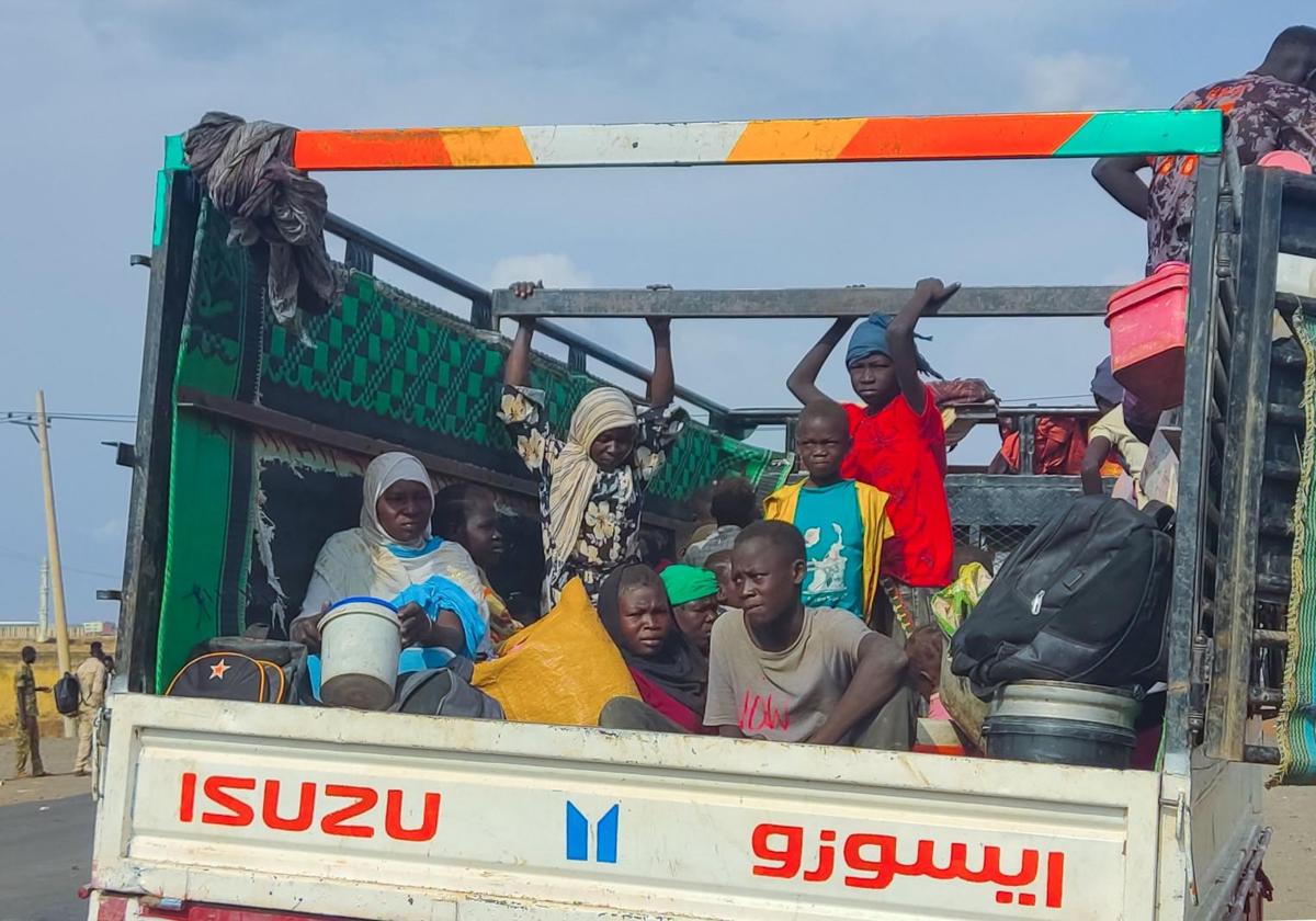 Desplazados sudaneses viajan en camión rumbo a la ciudad de Gedaref.