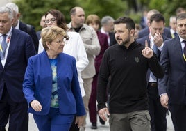 El presidente ucraniano, Volodímir Zelenski, y su homóloga suiza, Viola Amherd, intercambian impresiones durante la cumbre de paz.