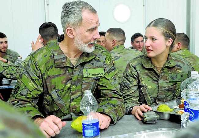 Don Felipe, junto a la princesa Leonor, que este año inició en Zaragoza su formación militar.