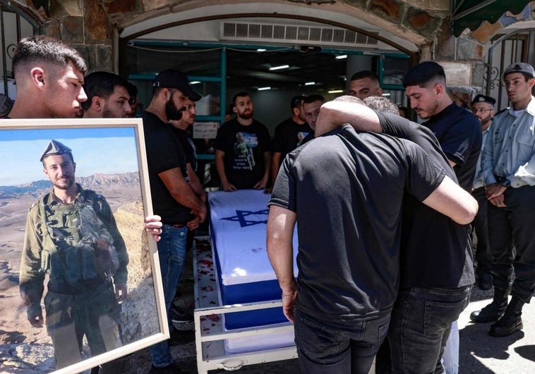 Compañeros y amigos de Wasim Mahmud, miembro de la comunidad drusa y uno de los ocho soldados muertos el sábado, visten camisetas con el retrato en su funeral.