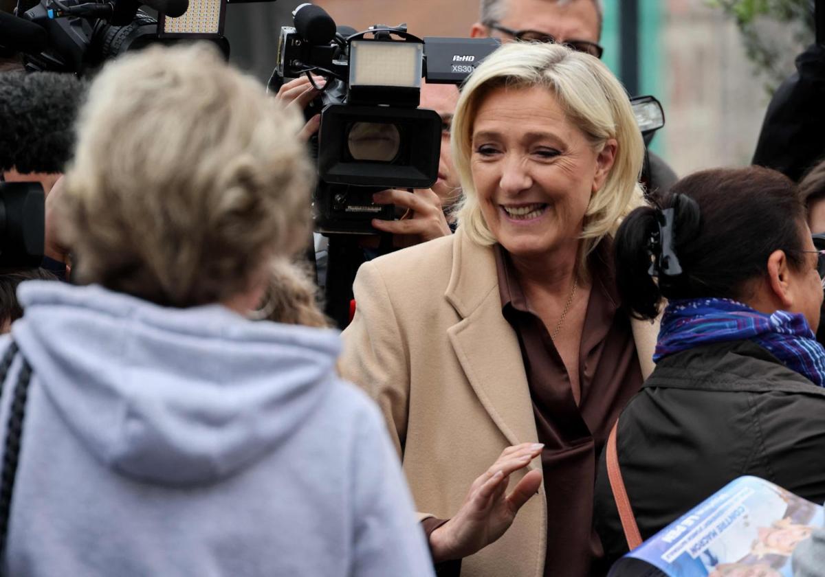 La líder ultraderechista Marine Le Pen saluda a simpatizantes en un acto de campaña en Henin-Beamont, al norte de Francia.