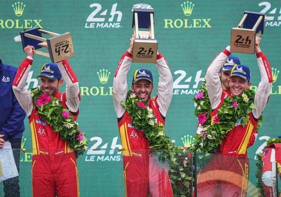 Miguel Molina, a la izquierda, celebrando el título junto a sus compañeros.