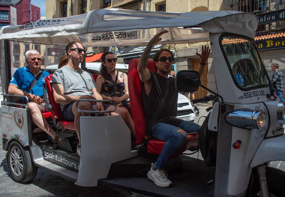 Turistas en un tour de visita por el centro de Madrid.