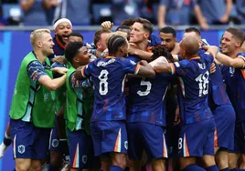 Los jugadores de Países Bajos celebran el gol de Wout Weghorst que selló la remontada ante Polonia.