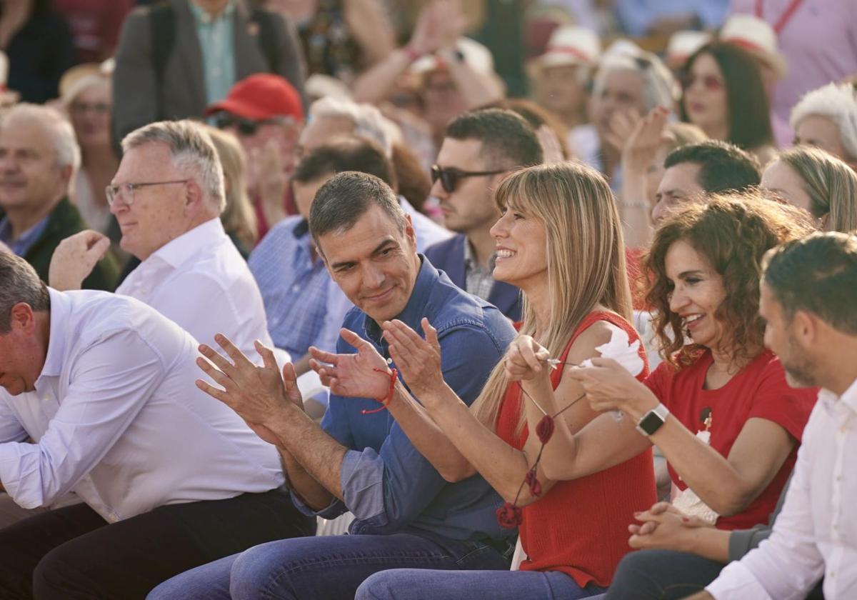 Pedro Sánchez y Begoñ Gómez en acto de campaña de las elecciones europeas