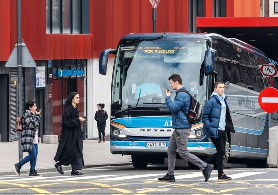 Un autobús de Alsa saliendo de la estación de Bilbao.