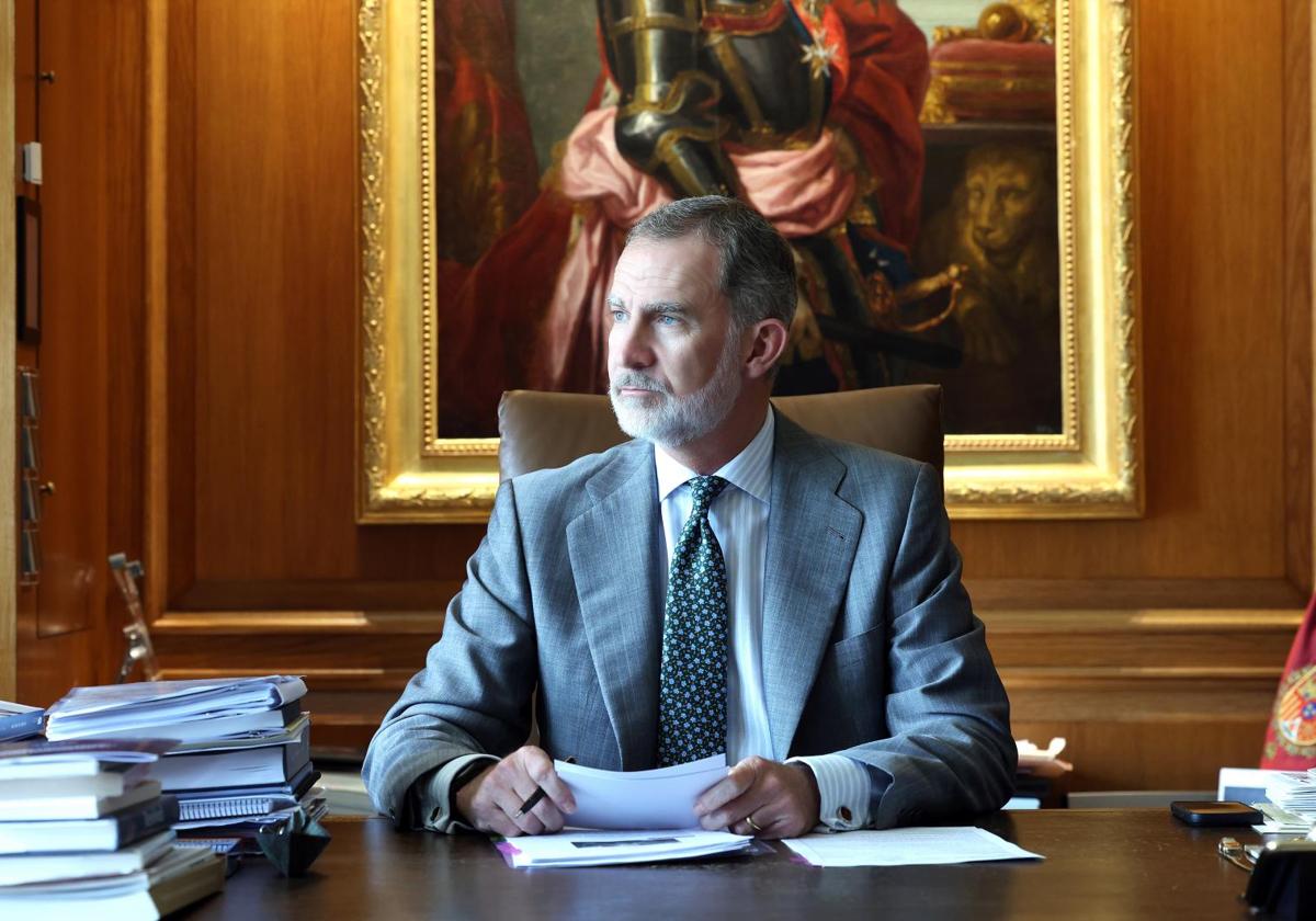 El Rey Felipe VI en su despacho del Palacio de la Zarzuela