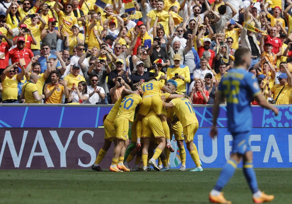 Los jugadores de Rumanía celebran un gol ante Ucrania