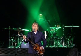 Paul McCartney actuando durante su gira 'Got Bac'k en el estadio SoFi de Inglewood, California.