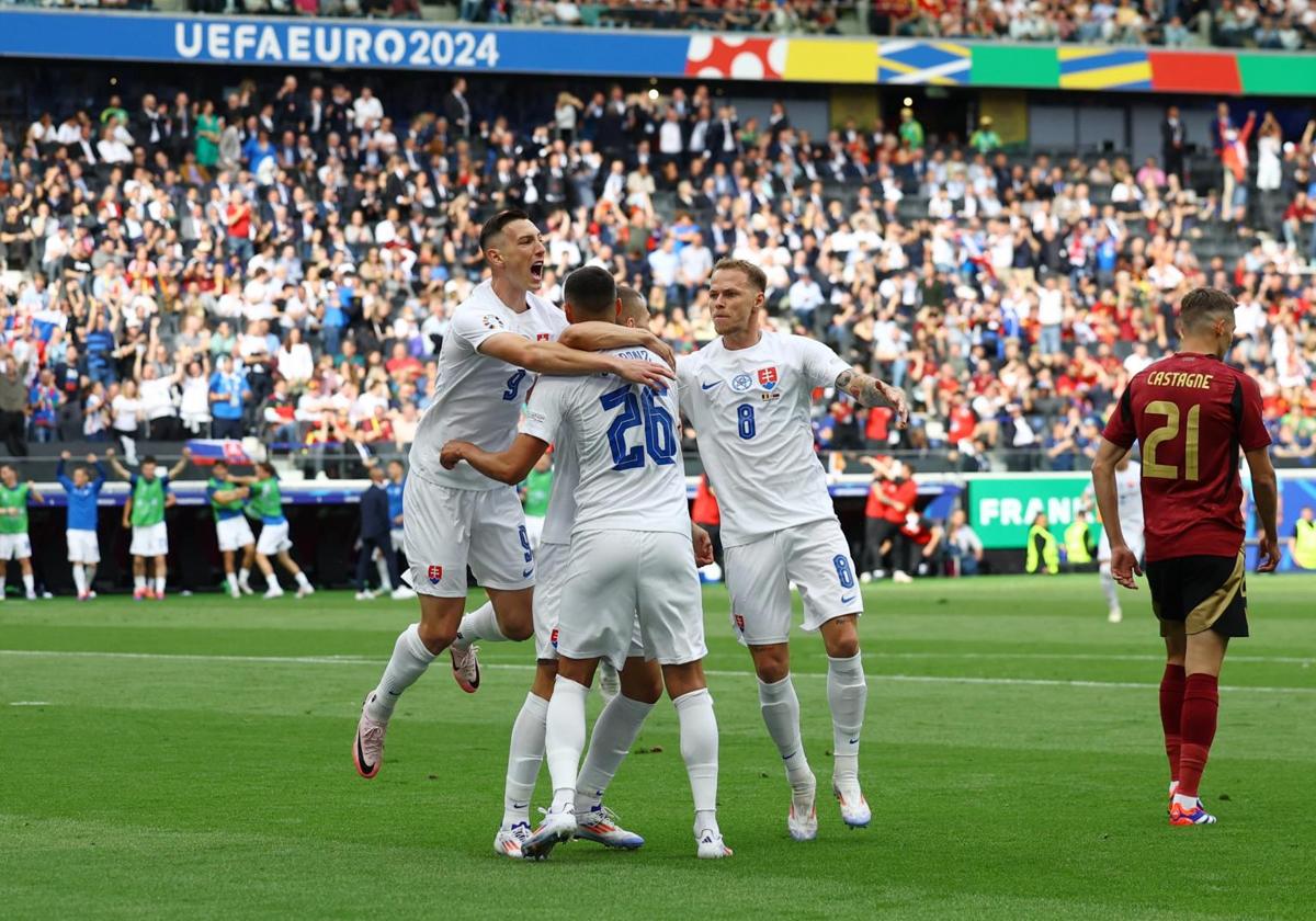 Los jugadores de la selección eslovaca celebran el gol de Ivan Schranz que decantó el partido ante Bélgica.