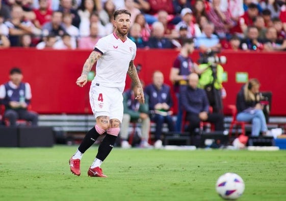 Sergio Ramos jugando en el Sanchez Pizjuan contra el Real Madrid