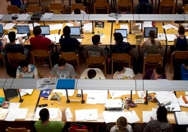 Estudiantes trabajan en la biblioteca de una universidad madrileña.