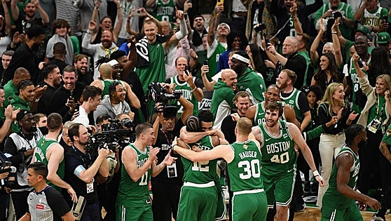 Los Celtics rompen un empate histórico