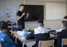 Jóvenes en clase.