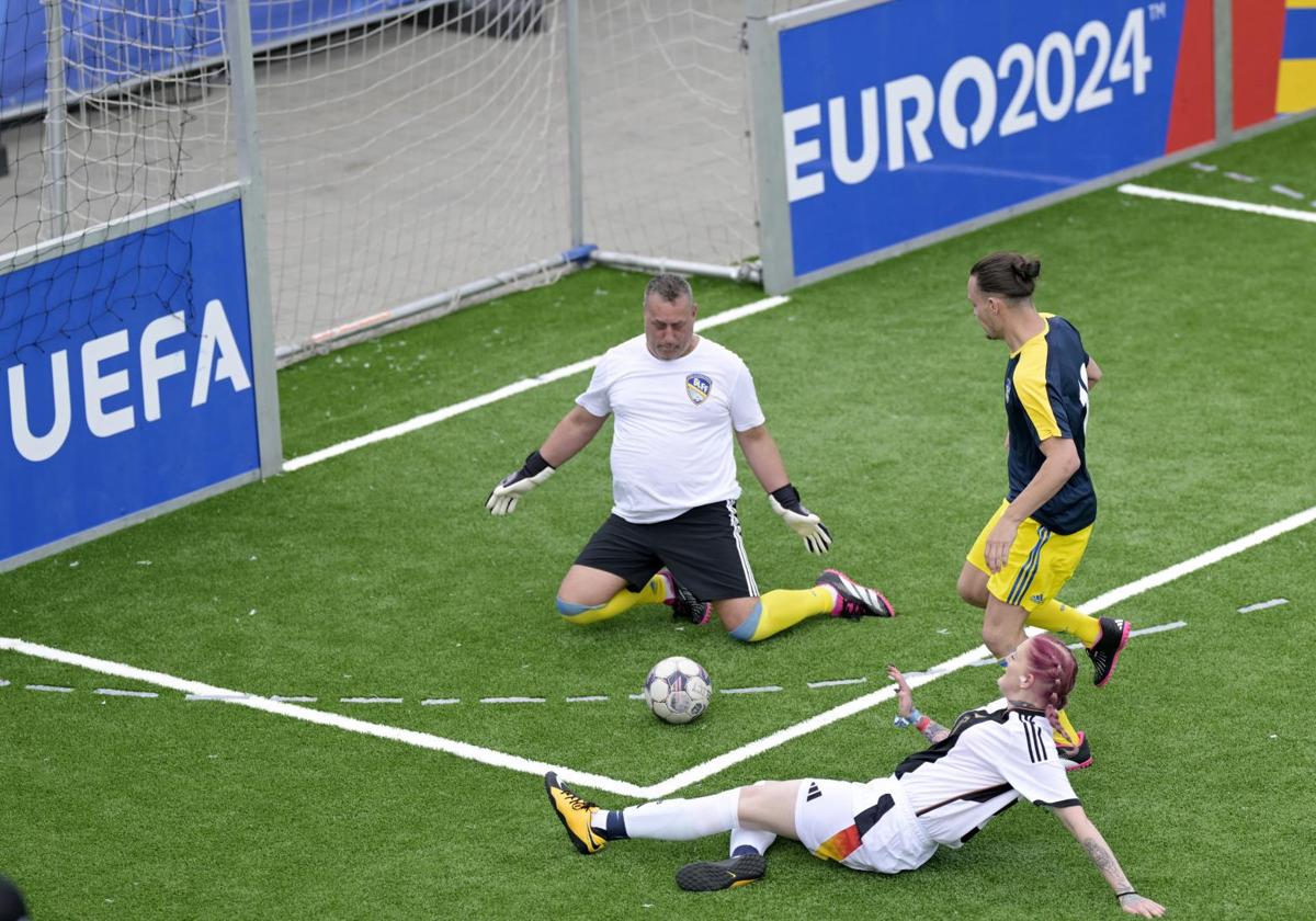 Las selecciones de Alemania y Suecia se miden en la Eurocopa de los sin techo.