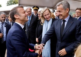 Emmanuel Macron se saluda con el expresidente Nicolas Sarkozy, este martes, durante una ceremonia en honor a Charles De Gaulle.